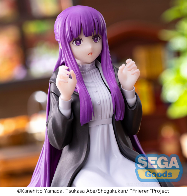 SEGA PM Perching Figure Fern kneeling with hands raised, purple hair, white dress and black robe — official Frieren: Beyond Journey's End prize figure collectible