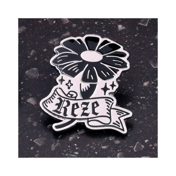 Chainsaw Man Reze Arc Motif Design Pins complete box — 10 black and silver metal pins featuring Denji, Reze, Makima, Aki, Power, Beam, Angel Devil, Chainsaw Man and Bomb