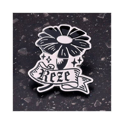 Chainsaw Man Reze Arc Motif Design Pins complete box — 10 black and silver metal pins featuring Denji, Reze, Makima, Aki, Power, Beam, Angel Devil, Chainsaw Man and Bomb